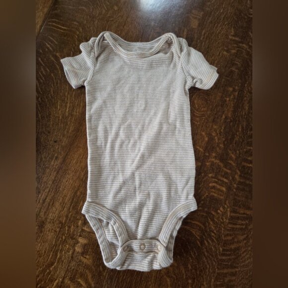 12 Month Tops and Bottoms: 3 Onesies and Blue Stretch Leggings/Ruffled Shorts - Picture 10 of 12